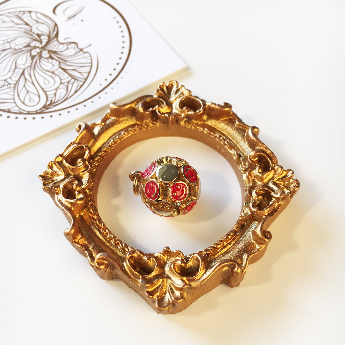 16K Guldpläterad Berlock Hänge Rund Röd emalj Smiley-gubbe 15x13x13mm, 1st