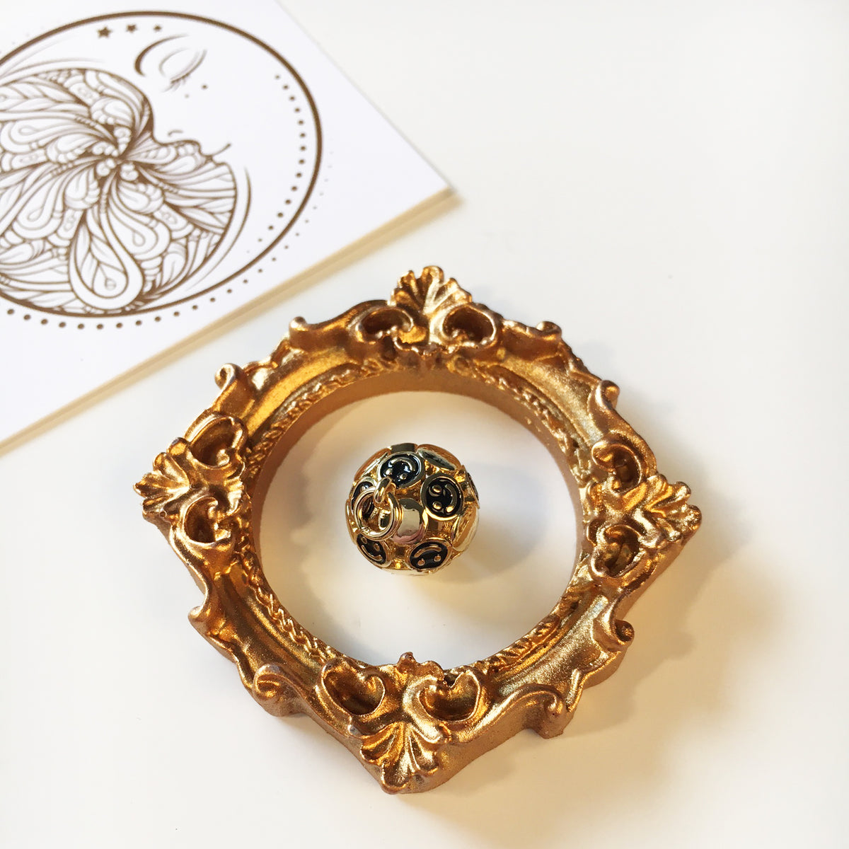 16K guldpläterad Berlock Hänge Rund Svart emalj med Smiley-gubbe 15x13x13mm, 1st