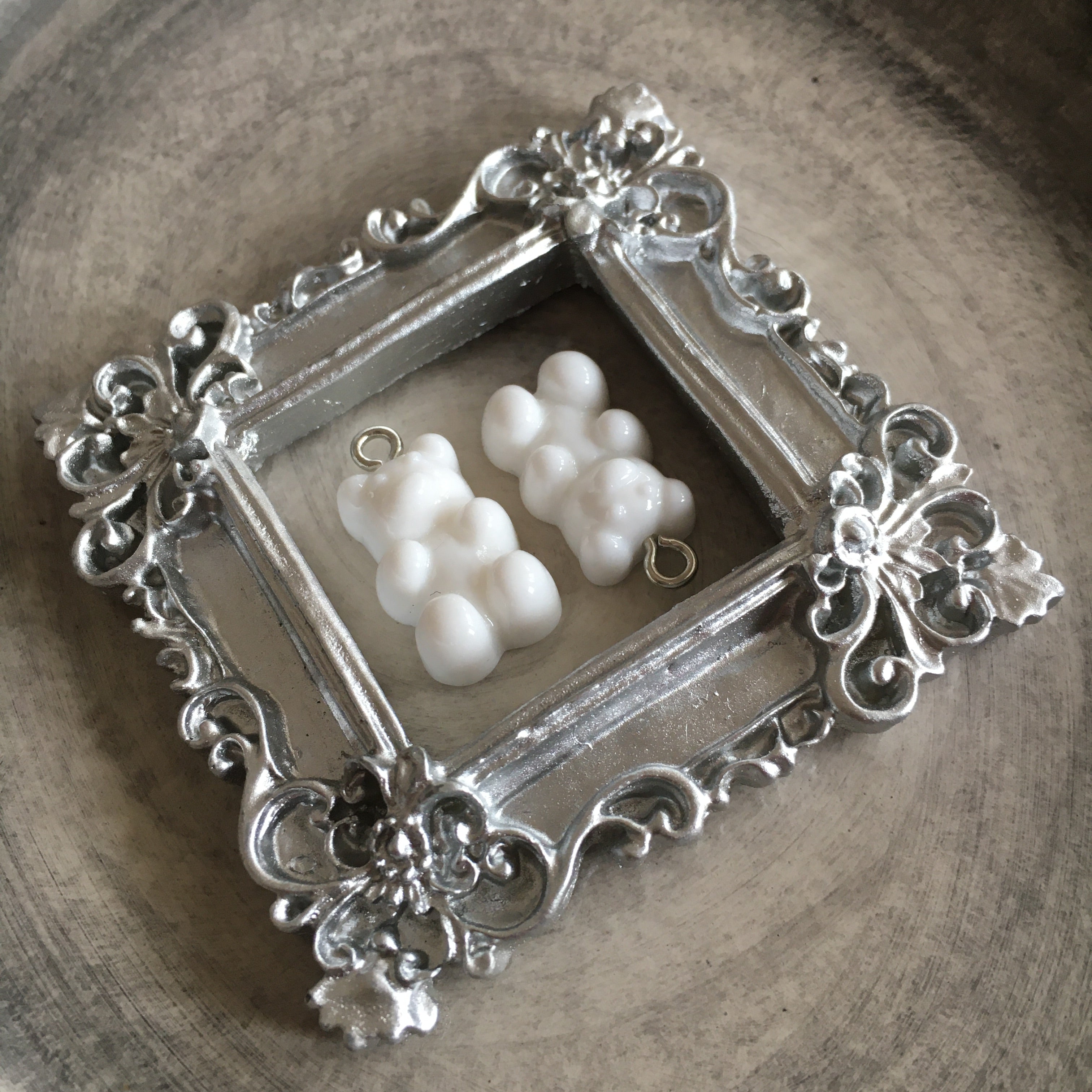 Godisnallar Berlocker 21x7mm Resin Vit, 2st