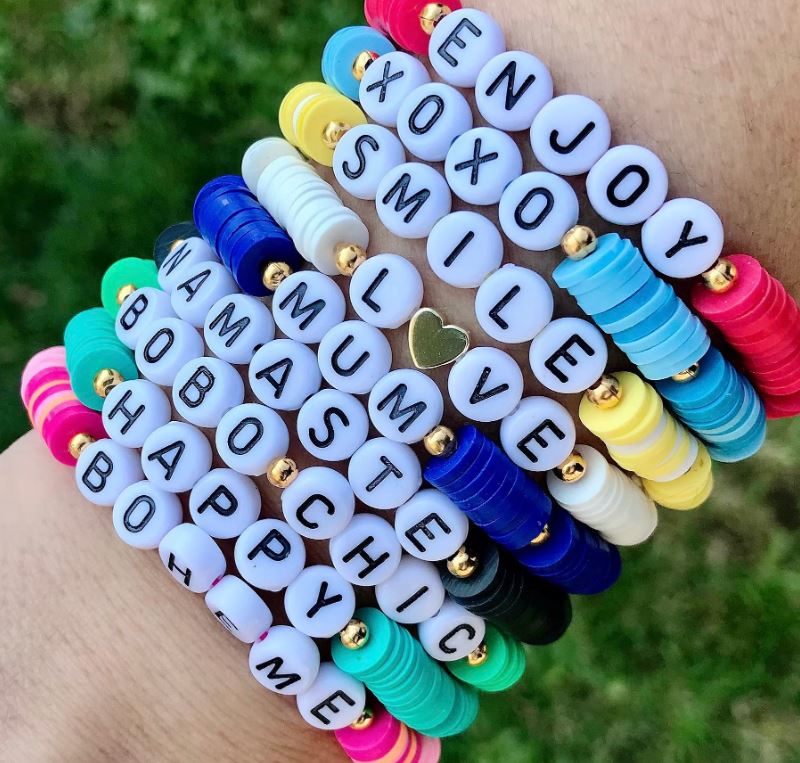 Bokstavspärlor Vita 7x4mm med Svart tryck och horisontellt hål