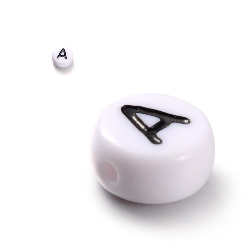 Bokstavspärlor Vita 7x4mm med Svart tryck och horisontellt hål