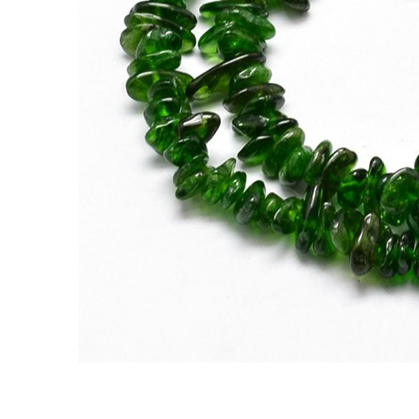 Små Gröna Diopsidchips ca 3-5mm Naturliga Ädelstenar, 1 sträng (ca 26cm)