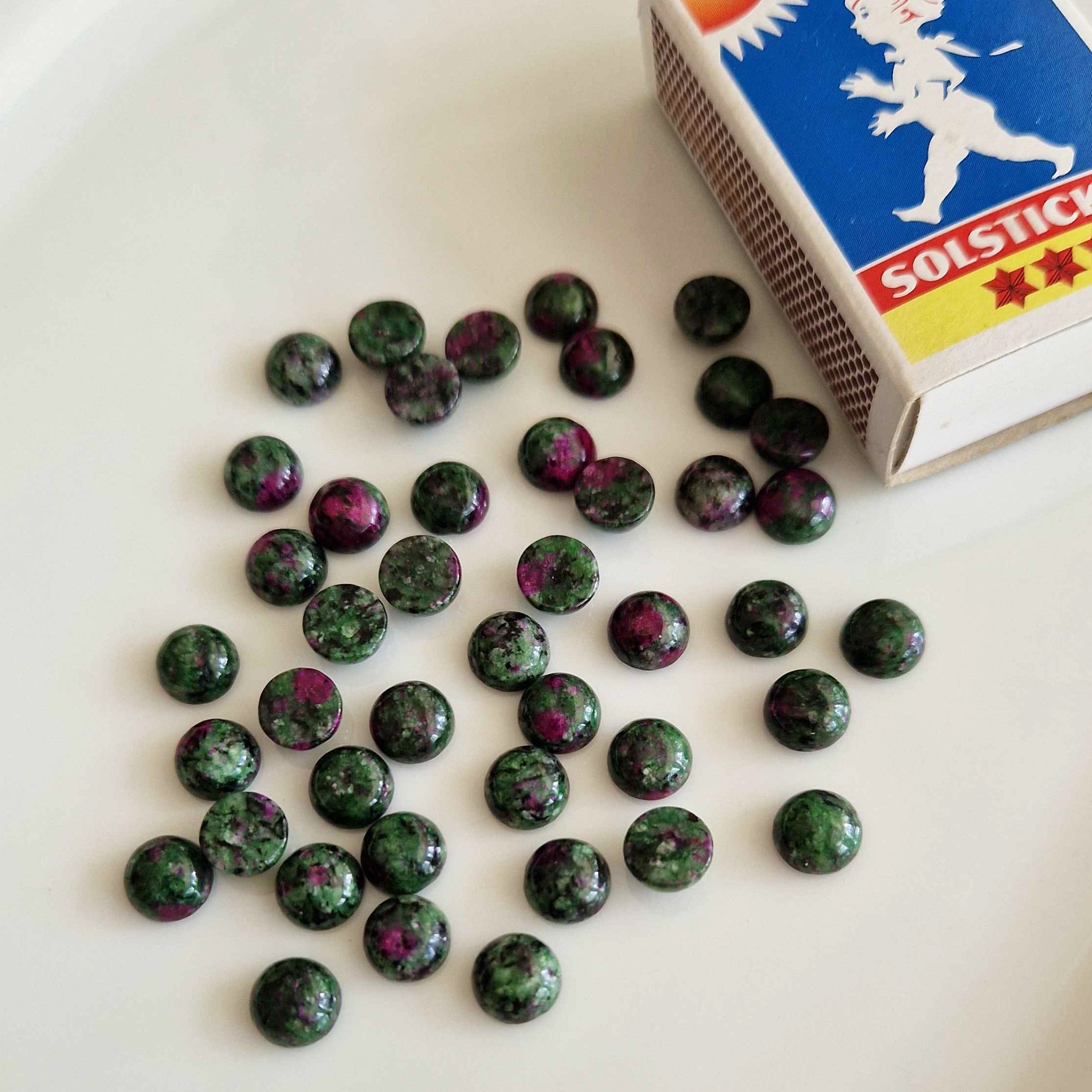 Rubin i Zoisit Cabochon Flatback 8mm Naturliga ädelstenar, 2-pack