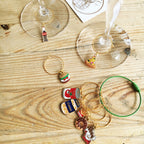 Vinglasmarkörer med färglada berlocker i temat Junk Food, 8-pack