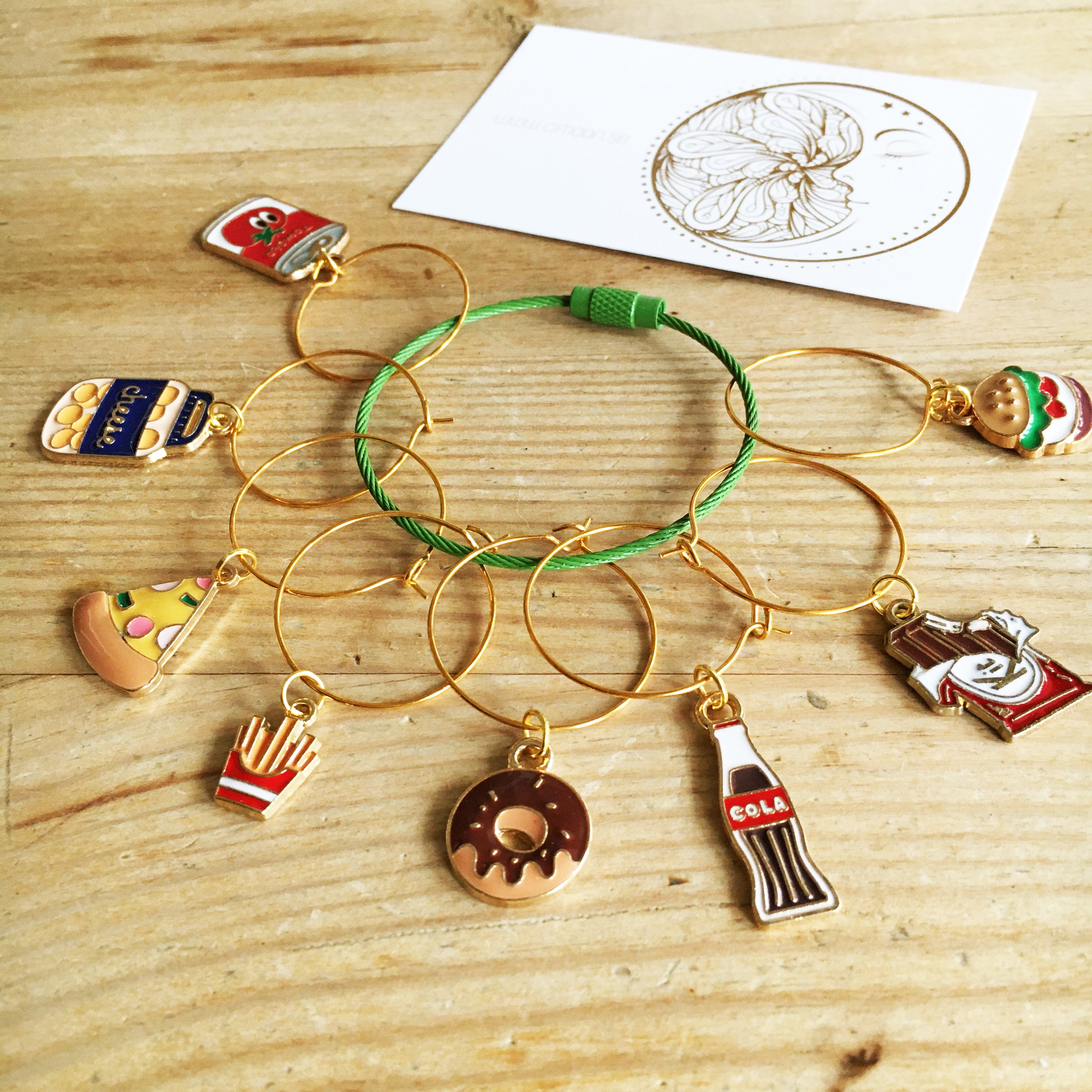 Vinglasmarkörer med färglada berlocker i temat Junk Food, 8-pack