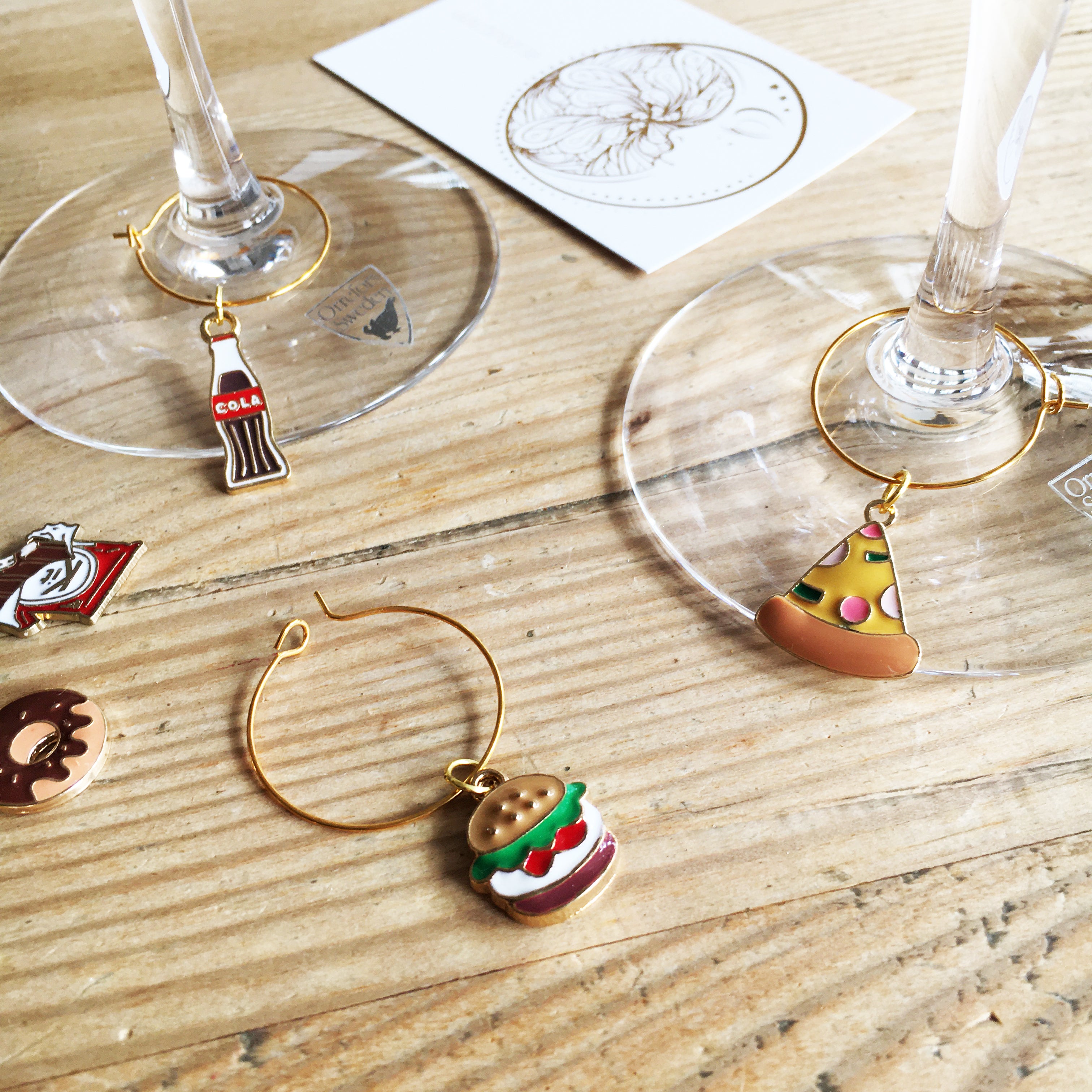 Vinglasmarkörer med färglada berlocker i temat Junk Food, 8-pack