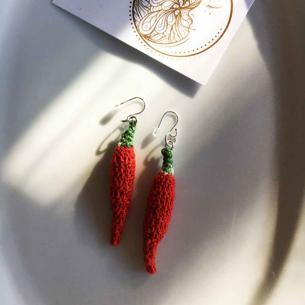 Handgjorda Virkade örhängen med chilifrukter med äkta 925 Sterling Silverkrokar Nickelfria, 1 par