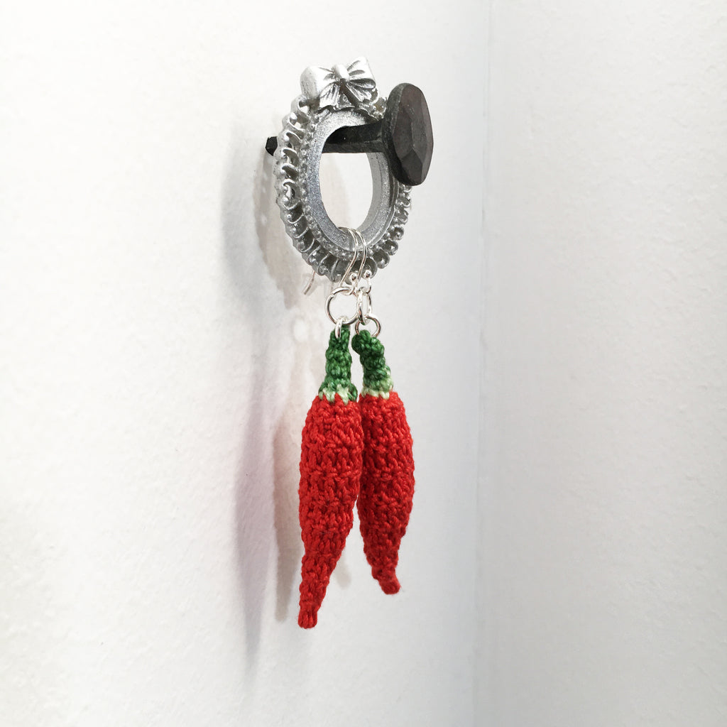 Handgjorda Virkade örhängen med chilifrukter med äkta 925 Sterling Silverkrokar Nickelfria, 1 par