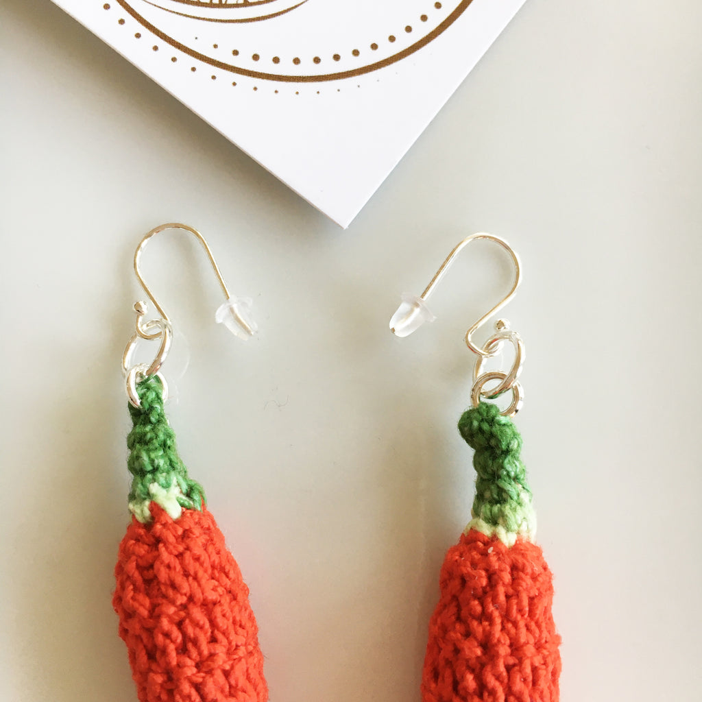 Handgjorda Virkade örhängen med chilifrukter med äkta 925 Sterling Silverkrokar Nickelfria, 1 par