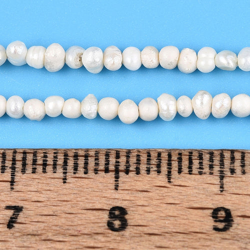 Äkta Sötvattenpärlor Pyttesmå 1,5-2,5mm x 1,5-4,5mm Beige Potatisformade, 1 sträng (ca 180st)