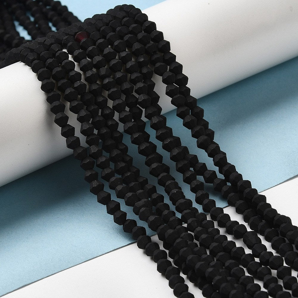 Frostade Facetterade Svarta Glaspärlor 4,5mm biconformade, 1 sträng (ca 30cm)