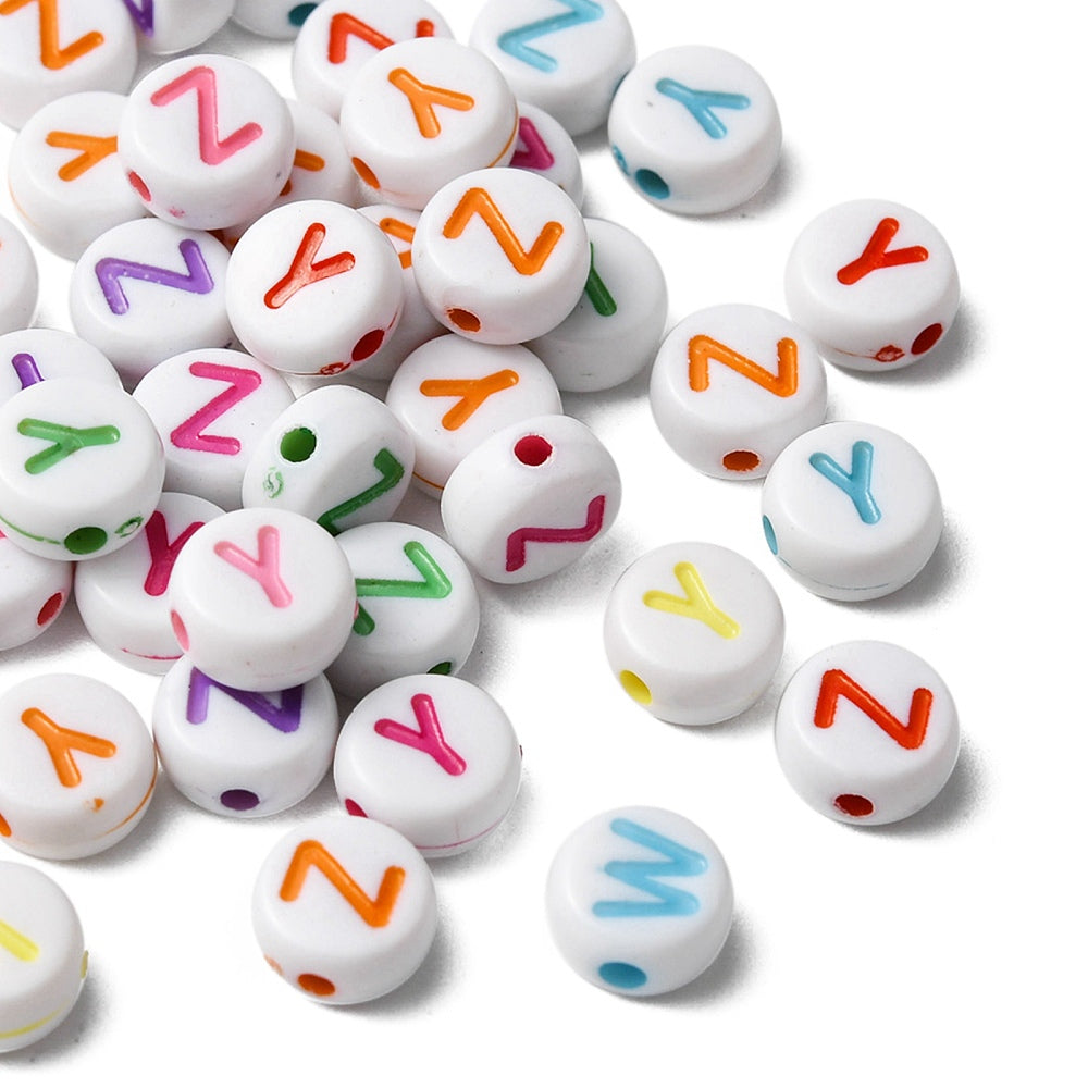 Bokstavspärlor A-Z Vita 7x4mm med Färglada tryck och horisontellt hål, säljes per bokstav i 20-pack
