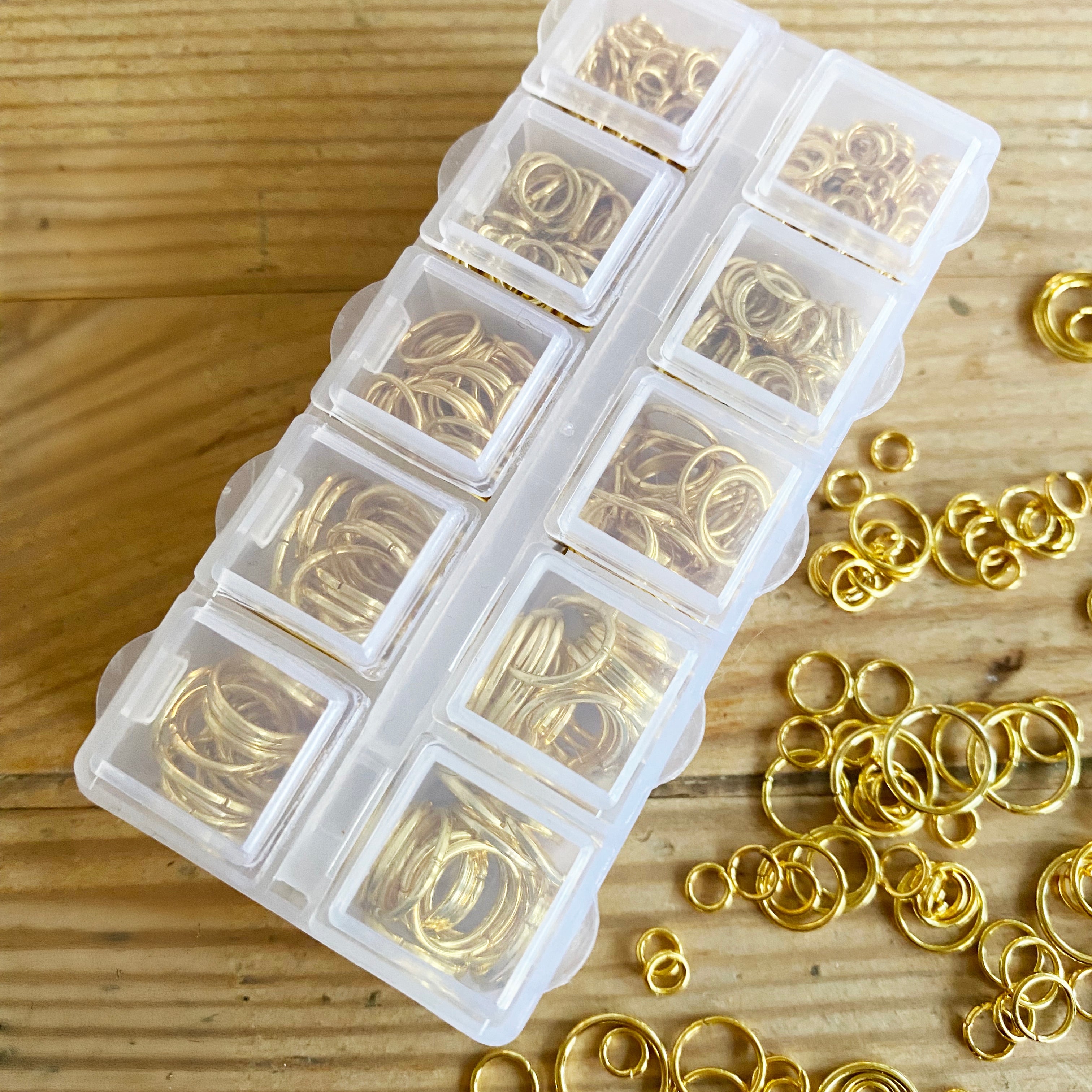 Bindringar sorterade 4-10mm Guldpläterade Nickelfria, 1 Box (ca 780st)