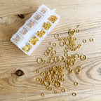 Bindringar sorterade 4-10mm Guldpläterade Nickelfria, 1 Box (ca 780st)