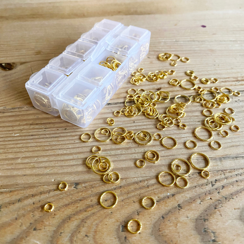 Bindringar sorterade 4-10mm Guldpläterade Nickelfria, 1 Box (ca 780st)