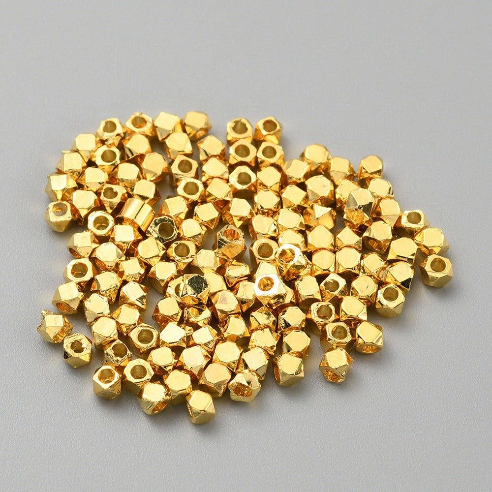 Mässingspärlor Mini Kubform 2x2x2mm Gyllene Nickelfria, 30-pack