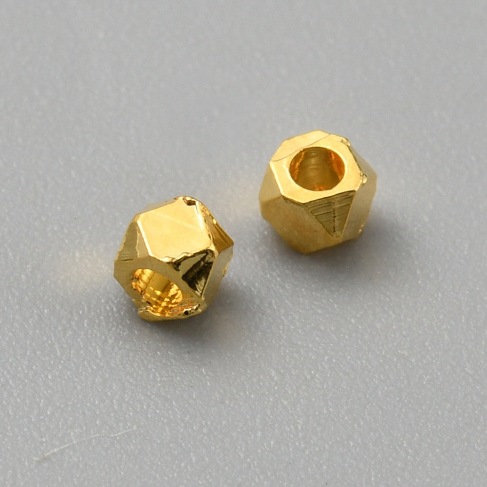 Mässingspärlor Mini Kubform 2x2x2mm Gyllene Nickelfria, 30-pack