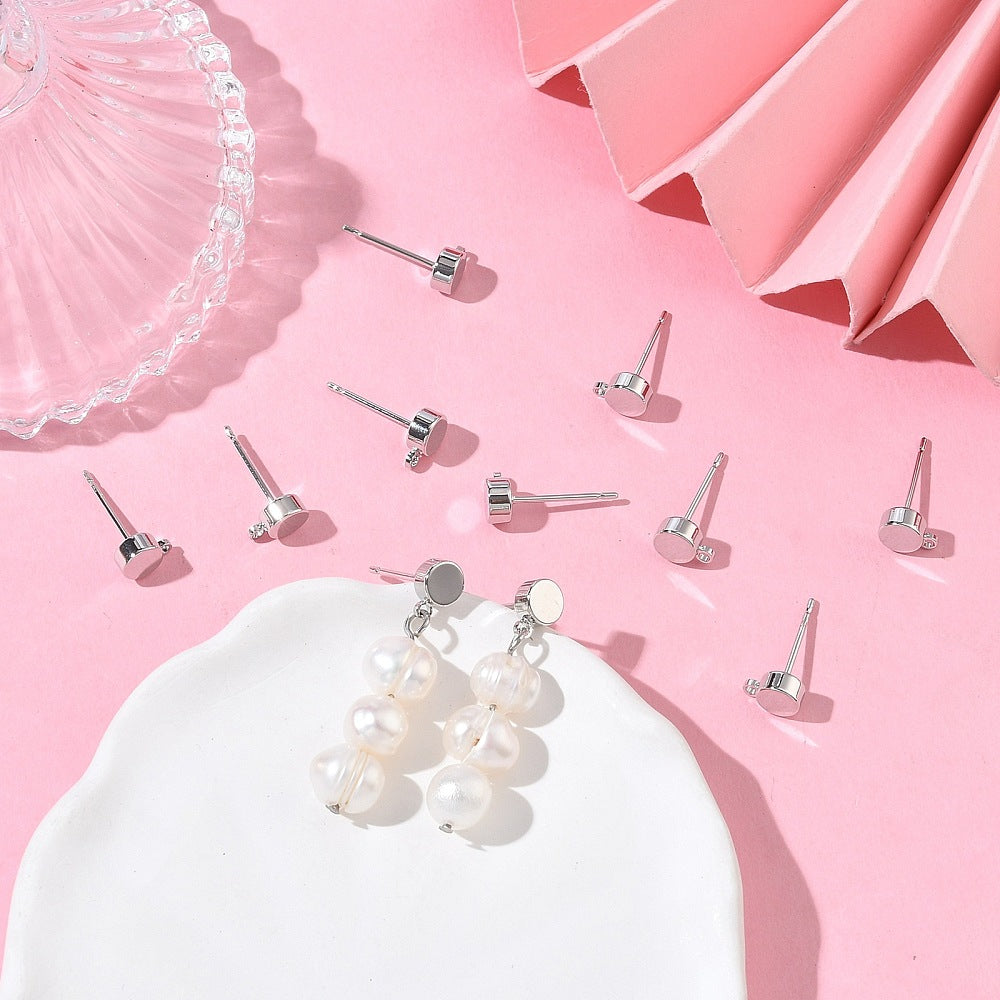 Äkta Platinapläterade Stiftörhängen med horisontell ögla mot rosa bakgrund.