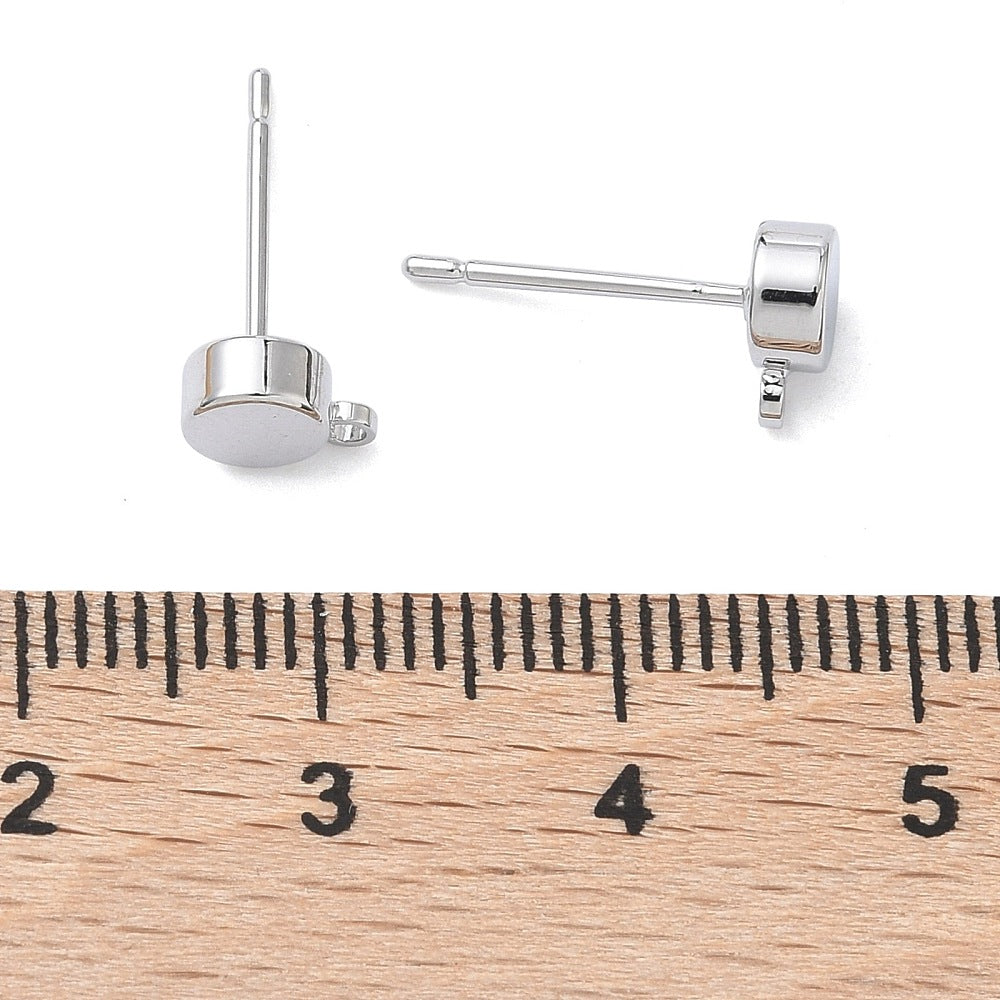 Äkta Platinapläterade Stiftörhängen med horisontell ögla mot en linjal.