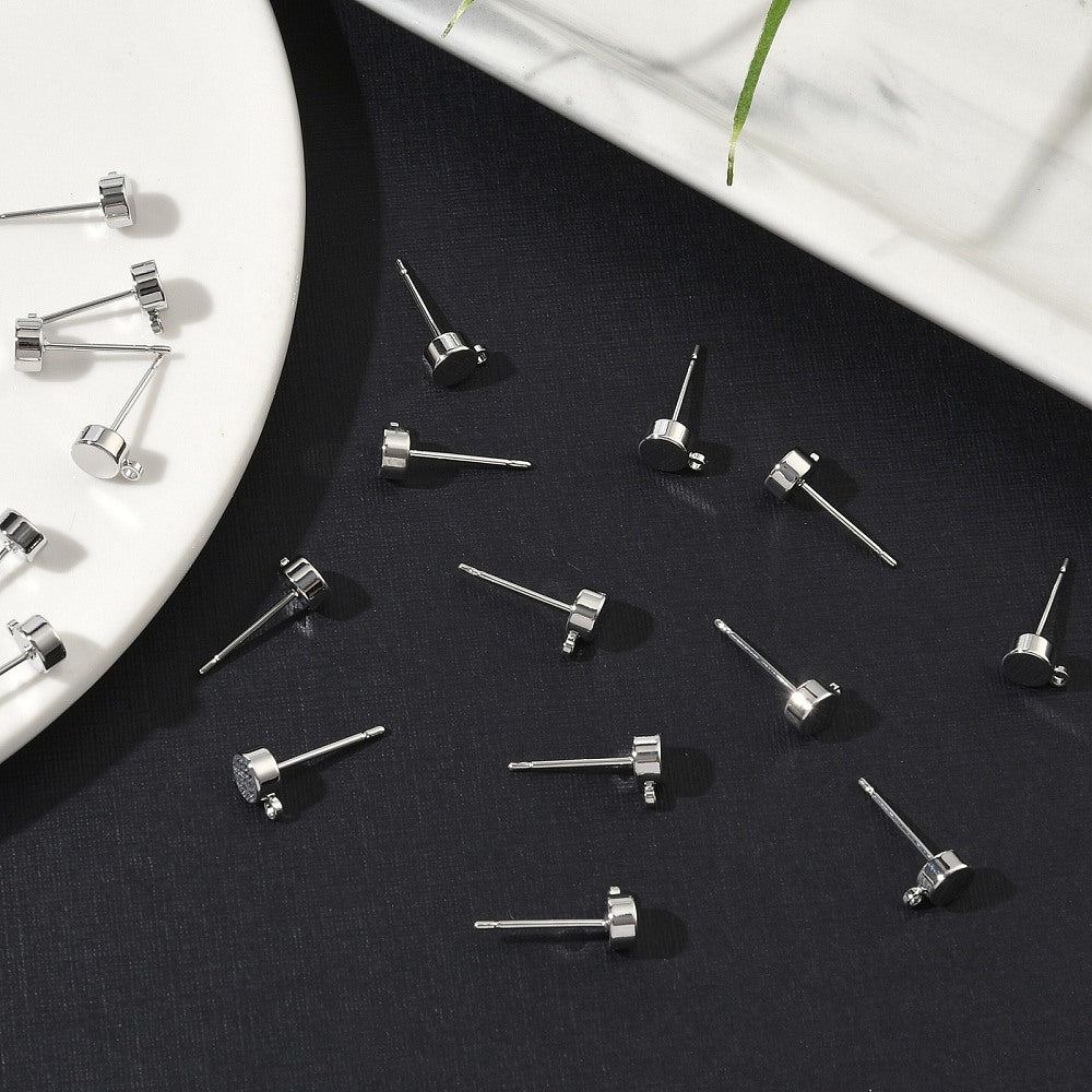 Äkta Platinapläterade Stiftörhängen med horisontell ögla mot svart bakgrund.