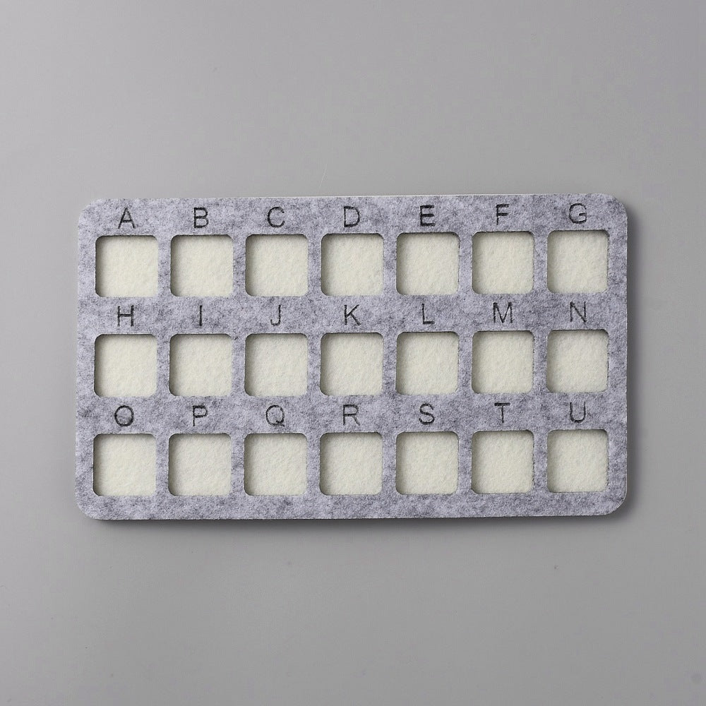 Pärlplatta i filt för smyckestillverkning med rutor från A till U för att sortera pärlor.