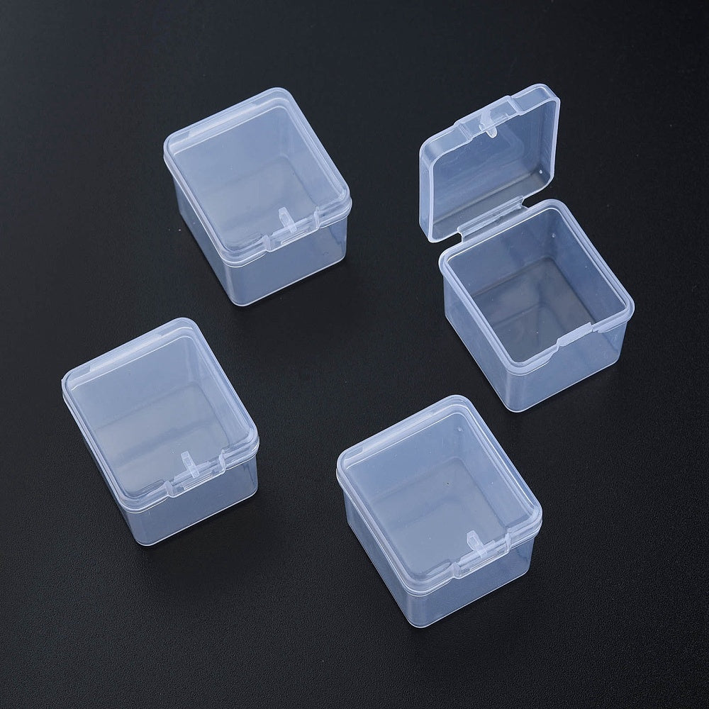 Små fyrkantiga förvaringsaskar i klar plast, perfekta för pärlor och smyckesdelar. Storlek ca 3,45 x 3 x 2,8 cm.