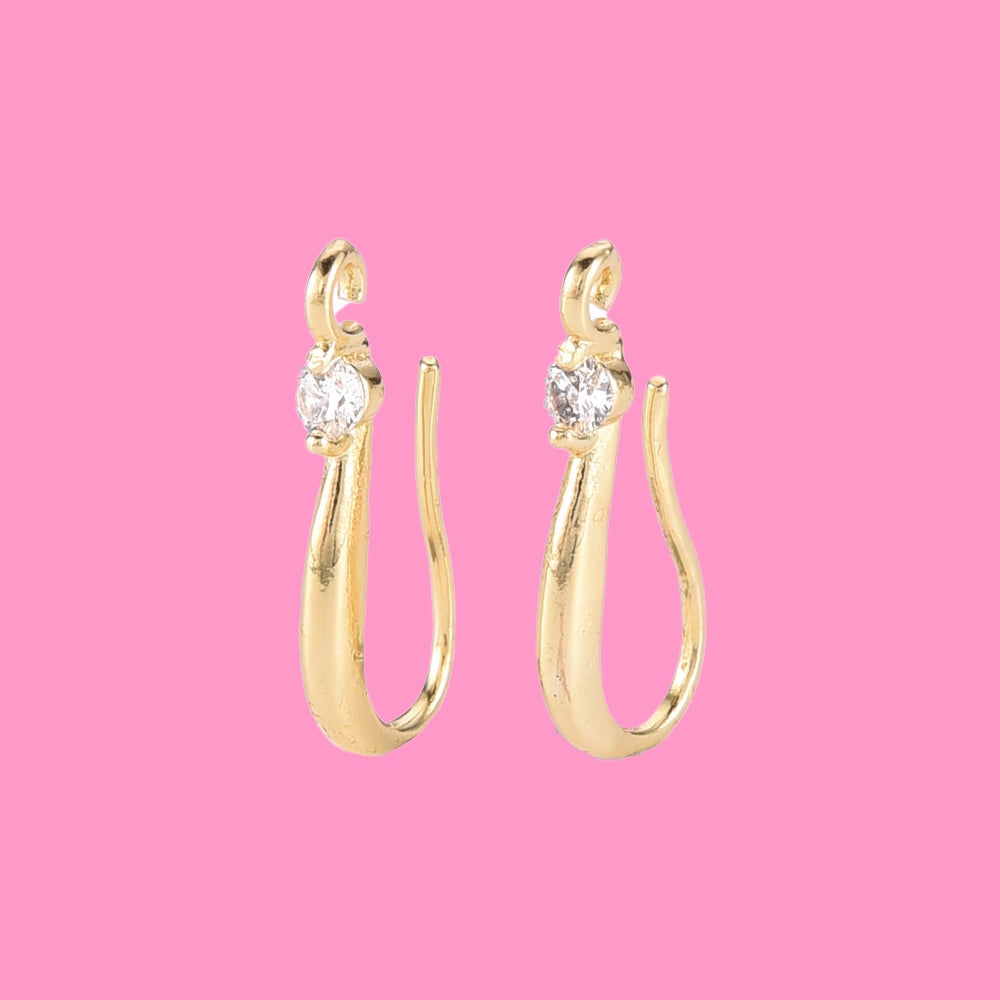 Örhängeskrokar i mässing med infattad klar cubic zirconia, lämpad för nätta och eleganta örhängen.