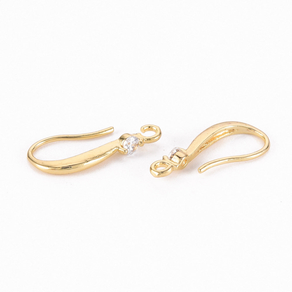 Örhängeskrokar i mässing med infattad klar cubic zirconia, lämpad för nätta och eleganta örhängen.