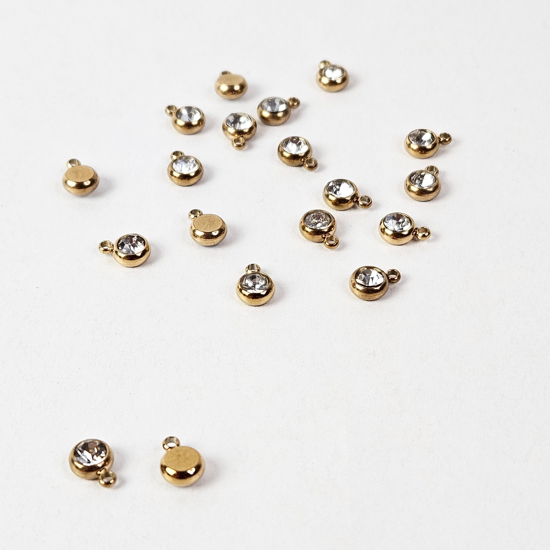 Rund berlock 6mm i rostfritt stål och klar strass gyllene, 2-pack