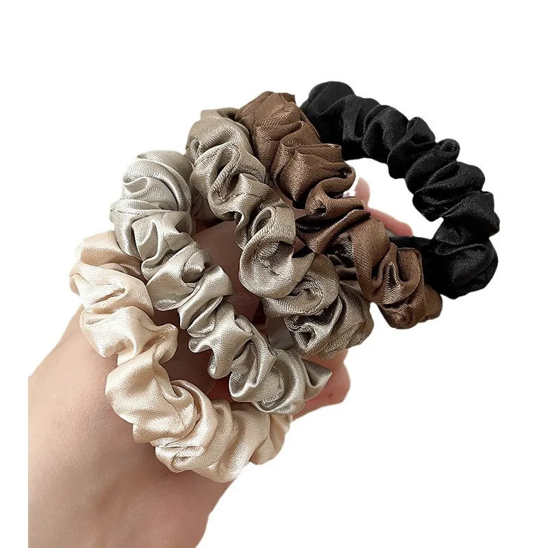 Satin Scrunchies i Plisserad Satinlook – Högelastiska Hårsnoddar i Jordnära Toner, 5-pack