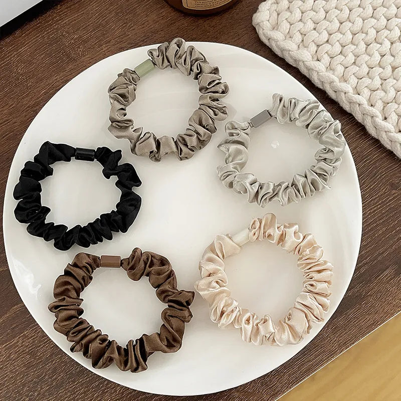 Satin Scrunchies i Plisserad Satinlook – Högelastiska Hårsnoddar i Jordnära Toner, 5-pack