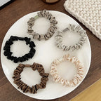 Satin Scrunchies i Plisserad Satinlook – Högelastiska Hårsnoddar i Jordnära Toner, 5-pack