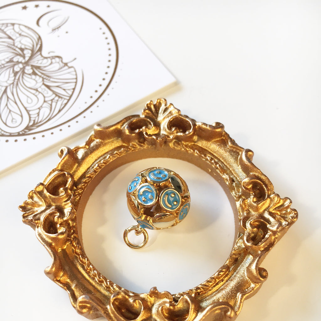 Berlock Hänge 16K Guldpläterad Rund Blå emalj med Smiley-gubbe 15x13x13mm, 1st