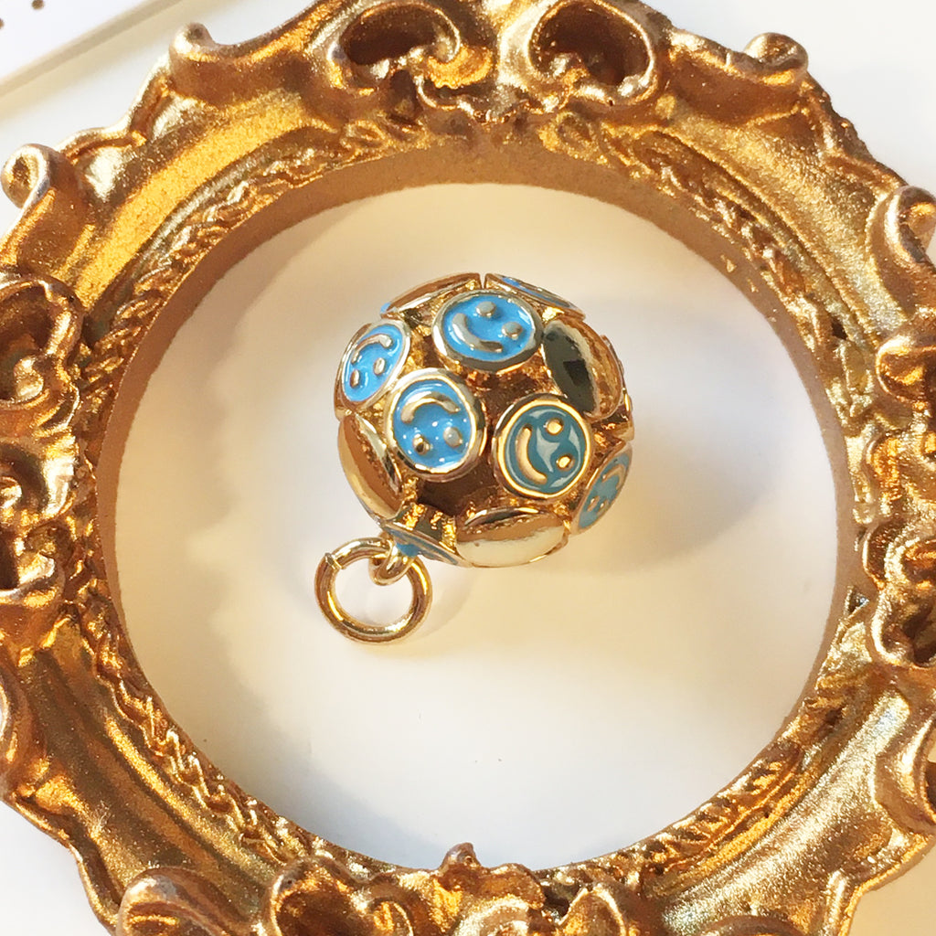 Berlock Hänge 16K Guldpläterad Rund Blå emalj med Smiley-gubbe 15x13x13mm, 1st