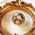 Berlock Hänge Rund 16K Guldpläterad Vit emalj med Smiley-gubbe 15x13x13mm, 1st