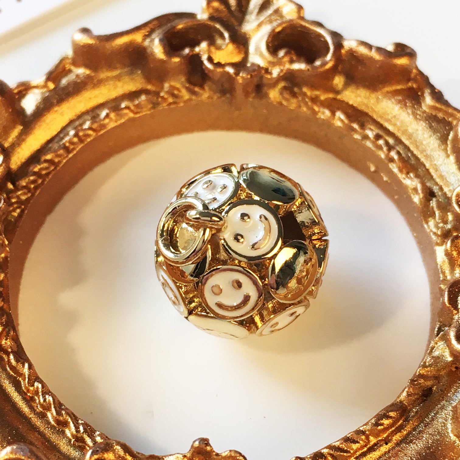 Berlock Hänge Rund 16K Guldpläterad Vit emalj med Smiley-gubbe 15x13x13mm, 1st