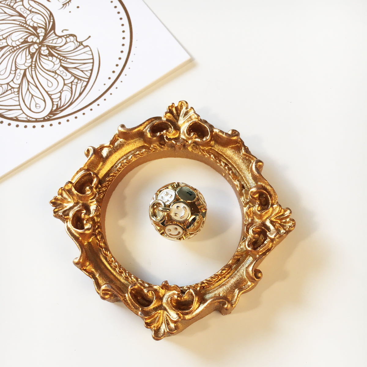 16K Guldpläterad Berlock Hänge Rund Vit emalj med Smiley-gubbe 15x13x13mm, 1st